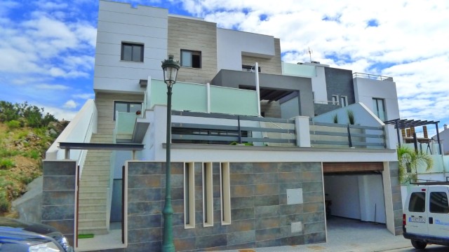 DISPONIBLE A PARTIR DEL 15 DE ENERO 2020! Lujosa casa adosada en 3 plantas con piscina y garaje en una zona residencial de Nerja 