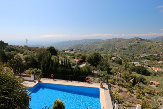 Stunning country property with 7 bedrooms, large plot with fruit trees and pool in Frigiliana.