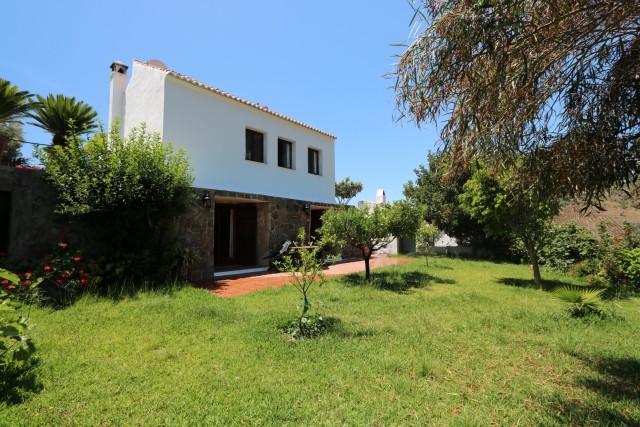 Exquisite 2 bedrooms country property with nice views, large garden and private pool, located in Frigiliana.