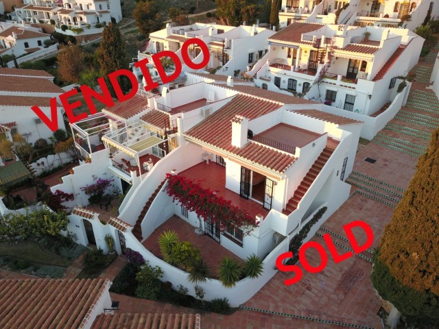 Semi-detached town house with incredible views in San Juan de Capistrano. Comunity pool and gardens!
