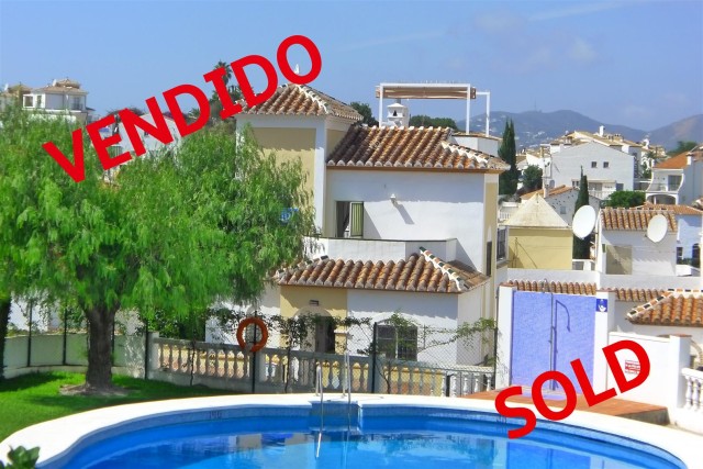 Preciosa villa de 4 dormitorios con piscina privada,  fantásticas terrazas y parking privado, en Urb. Viñamar, calle Lucena.