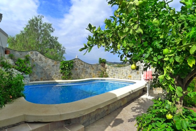 Fantastic semi-detached house with 4 bedrooms with guest apartment, large terraces and private pool