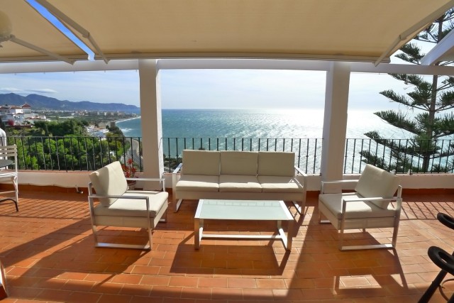 Beautifull 3 bedroom apartment in Ladera del Mar with huge terrace and stunning sea views.