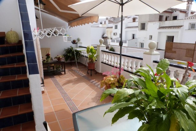 Fantastic 3 bedroom house with spacious 3 bedroom independent apartment, terraces and private pool.