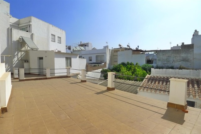Magnificent and spacious 4 bedroom townhouse located in one of the most emblematic squares of Nerja.