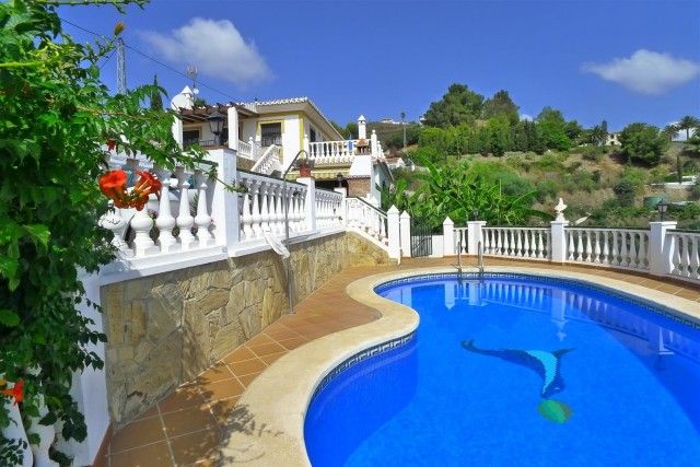 Magnífica villa de 4 dormitorios con piscina e increíbles vistas panorámicas.