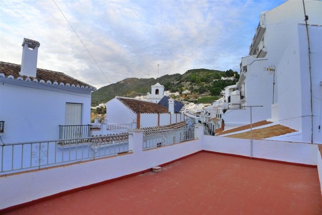 Large Townhouse in Frigiliana with 160 m² to reform overlooking the village and the mountains.