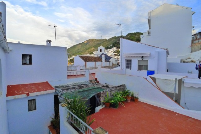 Large Townhouse in Frigiliana with 160 m² to reform overlooking the village and the mountains.