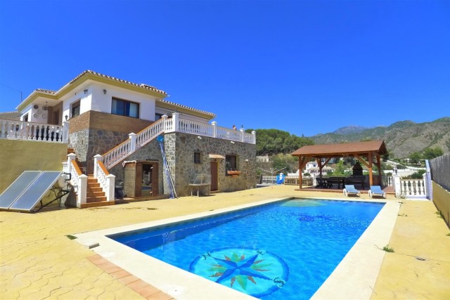 Magnifique villa de 4 chambres avec appartement indépendant, vues et piscine privée.