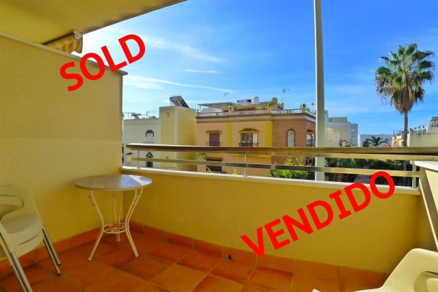 Fantastic 3 bedroom apt just 70m from Torrecilla, with pool and parking.