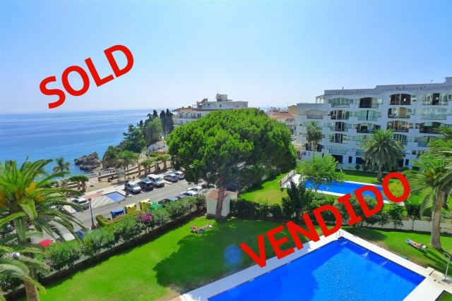 Fantastic apartment on the beachfront, with pool, terrace and wonderful views.