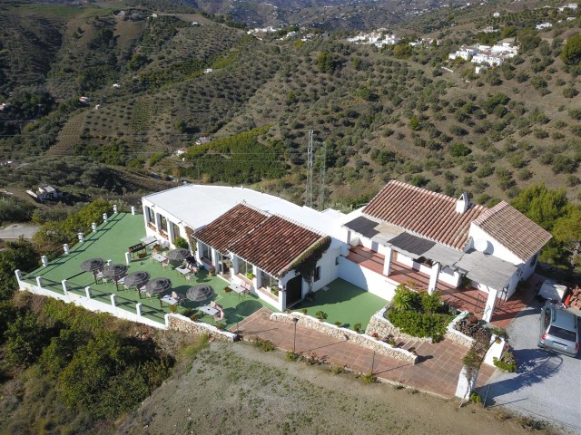 Impressive property on a plot of approx 11,000m² with restaurant, house and apartment.