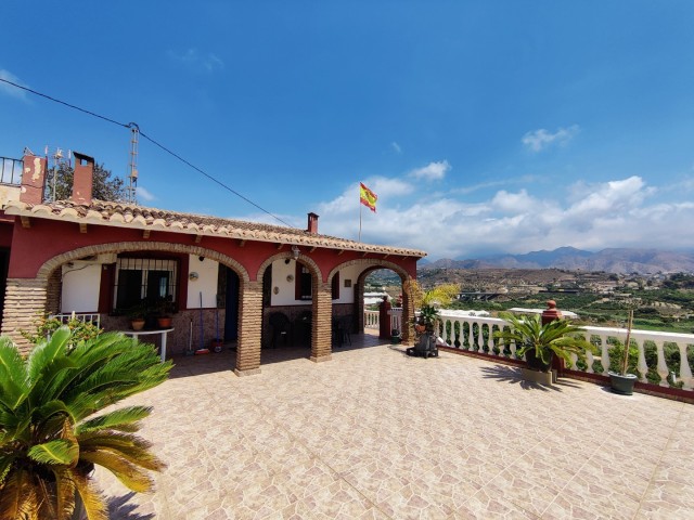 Country house in Nerja on a 5000 m2 plot with fruit trees and sea views.