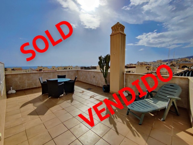 Beautiful penthouse with private roof terrace, lift, pool, 3 bedrooms and private parking, very close to the beach