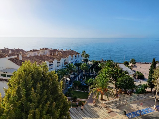 Fantastisk lejlighed i Nerja, Torrecilla område på anden linje af stranden med pool og terrasse.