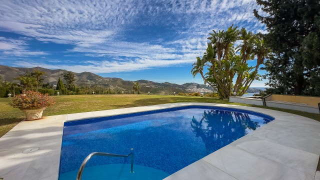 Magnificent villa with sea views and swimming pool!