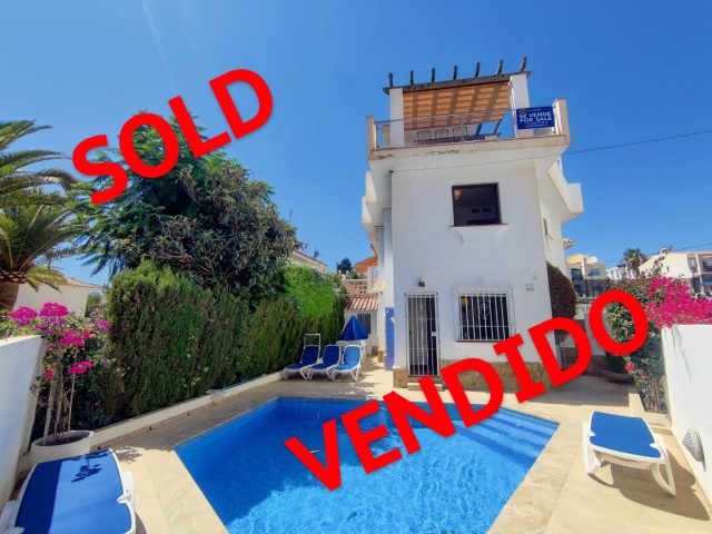 Refurbished house in Nerja,with roof terrace, private pool and great open views, 900 meters from Burriana beach.