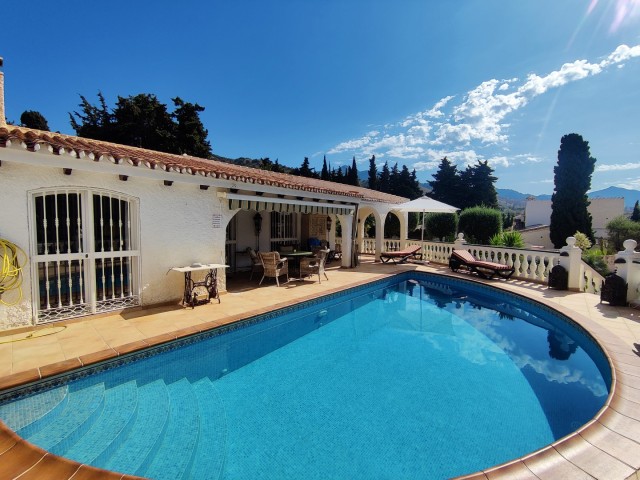 Impresionante y exclusiva villa con en Nerja, zona de Capistrano con 4 dormitorios, piscina y jardín privado.
