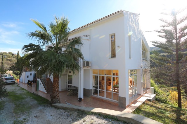 Wonderful country property situated in the Torrox Countryside with 5 separate apartments on a 5000m2 plot.