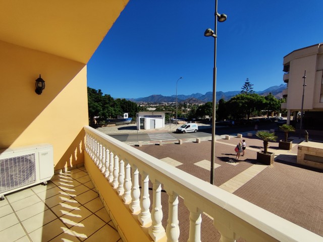 Magnificent 3 bedroom apartment in Nerja with private roof terrace, very central.