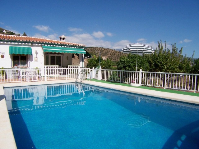Fantastic rural property of 4,000 meters just 4.5 km from the center of Nerja and 2 km from the nearest beach.