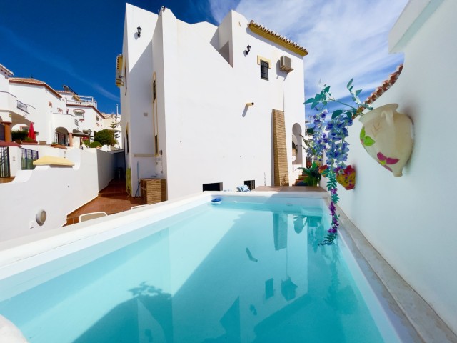Villa en Maro con 3 dormitorios, piscina privada y terrazas con vistas al mar.