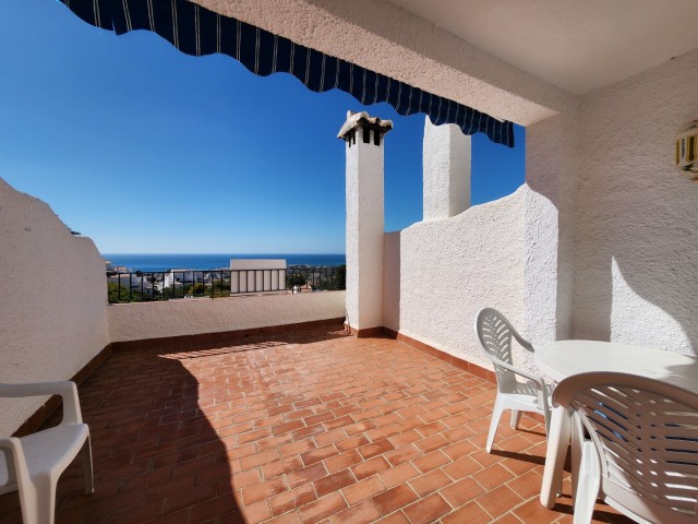 Fantastisk lejlighed i Nerja, i Urb. San Juan de Capistrano med spektakulær udsigt over havet.