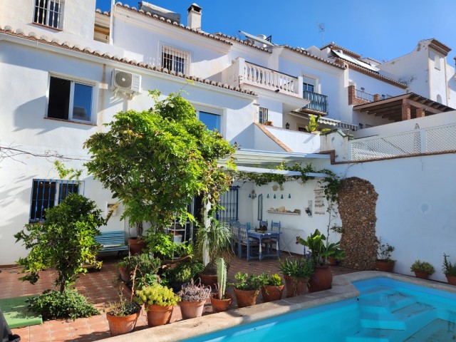 Magnificent townhouse in Nerja with 4 bedrooms, pool and private parking.