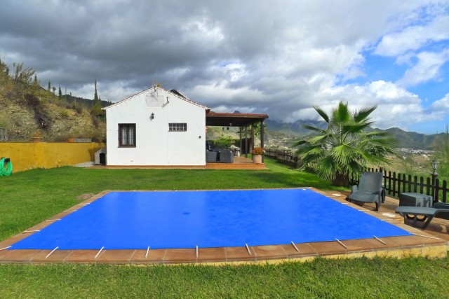 Beautiful 1 bedroom country house and guest house, with pool and stunning views.