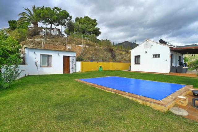 Beautiful 1 bedroom country house and guest house, with pool and stunning views.