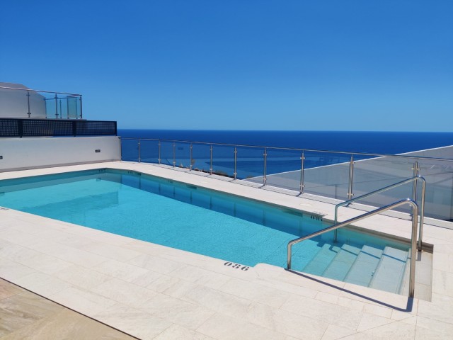 Exclusivo apartamento en Nerja con piscina, terrazas e impresionantes vistas.