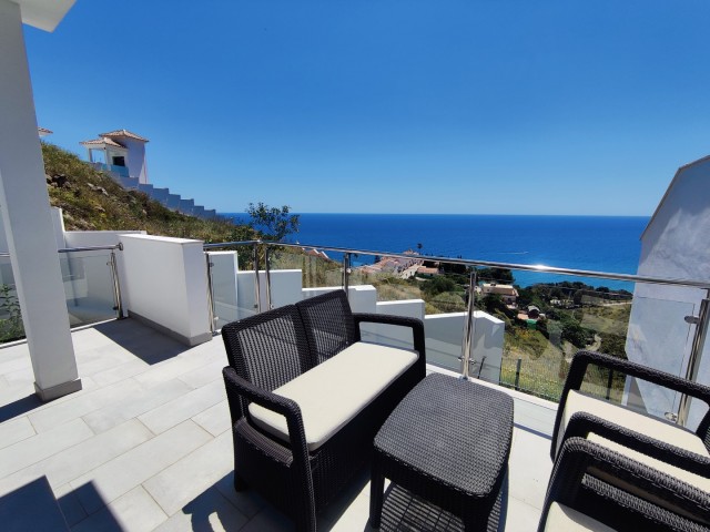 Exclusive apartment in Nerja with pool, terraces and impressive views.