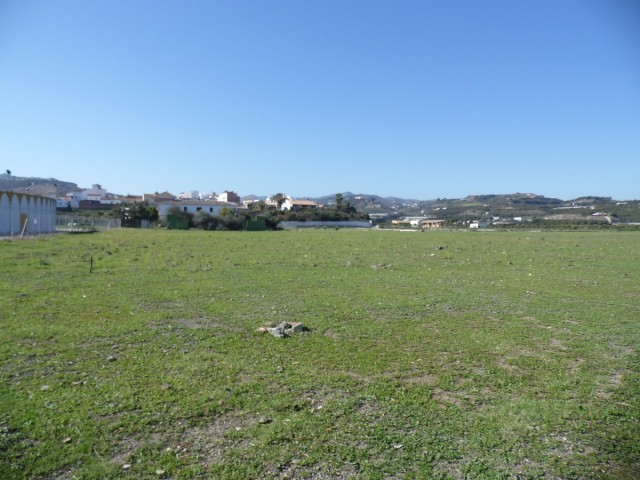 Parcela Urbanizable en venta en Benamocarra Málaga-1