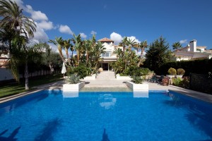 Villa en venta en Las Chapas Playa, Marbella, Málaga, España