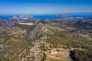 Traditional Mallorcan finca in need of reform near Pollensa