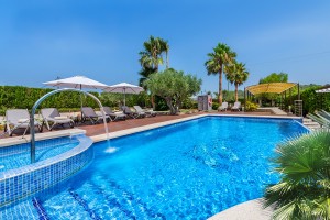 Wonderful Mallorcan country home for sale in Pollensa with private pool and rental license