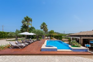 Wonderful Mallorcan country home for sale in Pollensa with private pool and rental license