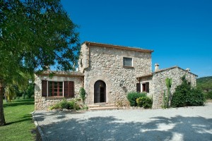Country villa with mountain views and holiday rental license in Pollensa