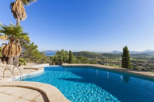 Villa in elevated location with panoramic views over the bay and the whole Puerto Pollensa area