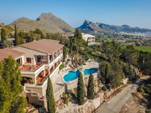 Stylish villa on an elevated plot with views over the bay and the whole of Puerto Pollensa.