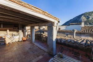 Attractive apartment needing renovation in old town Pollensa