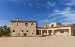 Fantastic rustic villa with a luxurious interior design to meet the highest of expectations