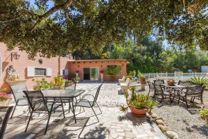 Rustic property to refurbish with garden in Campanet