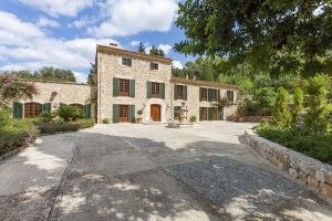 Imposing country mansion in one of Mallorca's most beautiful valleys near Pollensa