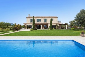 Modern style country house with a beautiful Mediterranean garden and pool in Llucmajor