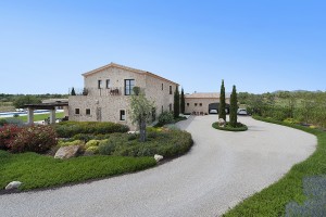 Modern style country house with a beautiful Mediterranean garden and pool in Llucmajor