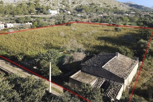 Rustic, 200 year-old country property in need of renovation between Pollensa and the port
