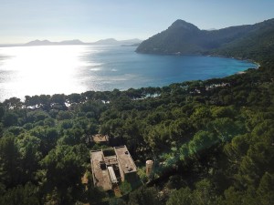 Building plot with existing construction and fantastic views over the bay in Formentor