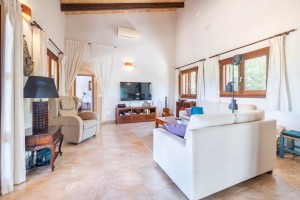 Peaceful villa with guest accommodation and mountain views in Alcudia