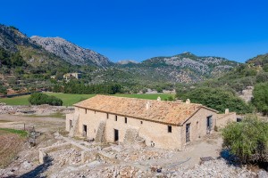 Stone-built farmhouse ready for conversion in the peaceful countryside of Orient